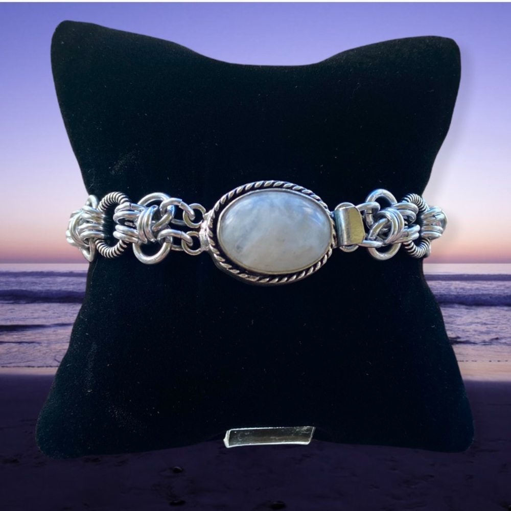 Maille moonstone bracelet . Handmade maille chain & genuine moonstone gem clasp